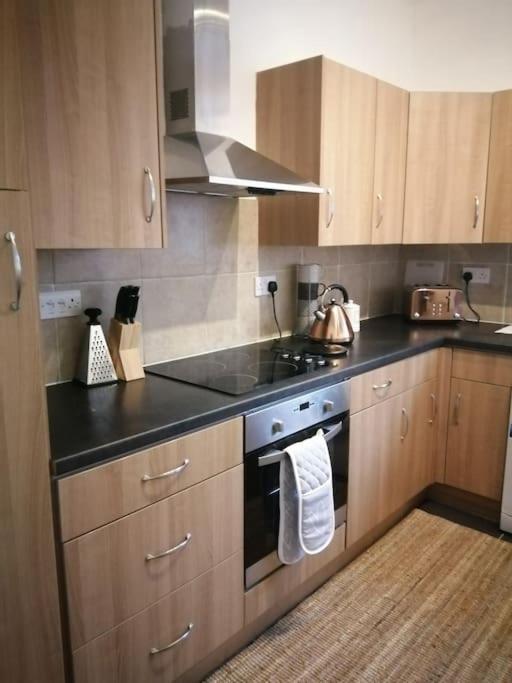 Stylish One Bed Flat With Private Parking Apartment แอเบอร์ดีน ภายนอก รูปภาพ